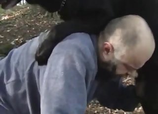 Adam köpeği tarafından arkadan beceriliyor