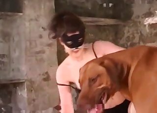 Bejba v spodnjem perilu draži tega psa