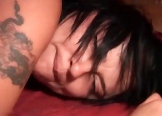Une brune prend du plaisir à des relations sexuelles bestiales hardcore XXX
