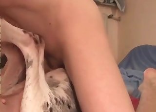 Koleś z dużym penisem rozdziawia usta psu