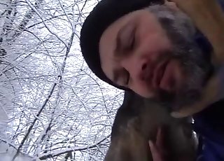 Sexo bestial al aire libre en invierno
