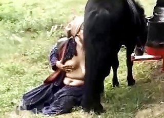 乡巴佬红发女郎即将与一头野兽交配