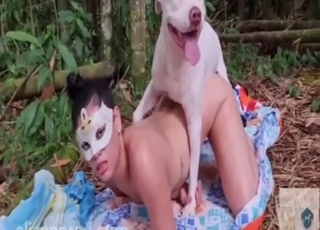 Zoo porn shows a white dog blasting her ass