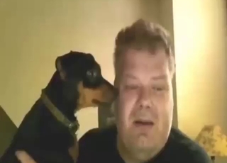 超興奮した犬が彼とキスをするつもりです