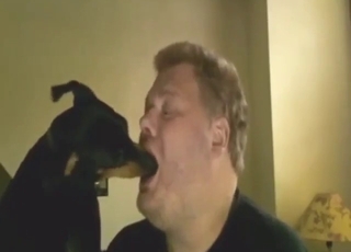 كلب شهواني للغاية سوف يمارس الجنس معه