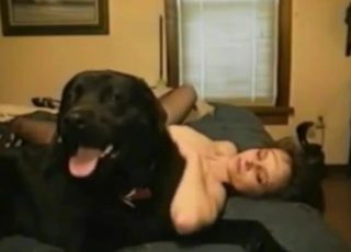 セクシーな黒犬による女性への熱いフェラチオ