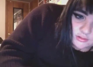 BBW कैमगर्ल अपनी गीली योनि को चटवाना चाहती है