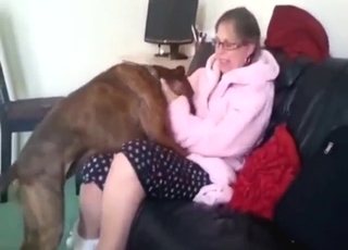 Geeky-looking MILF gets horny for her dog