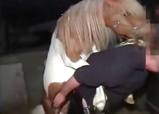 農家の少女が卑猥な獣姦を楽しんでいる